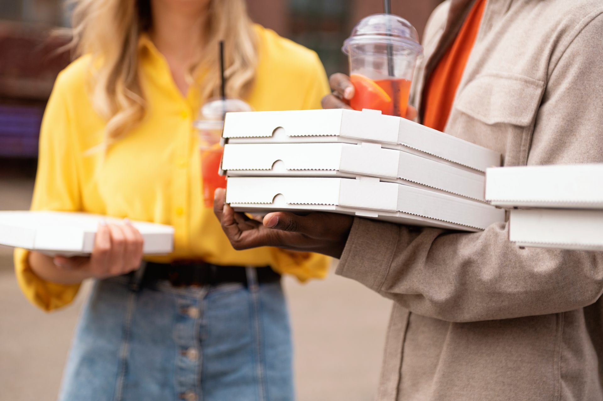 Cajas de pizza y bebidas